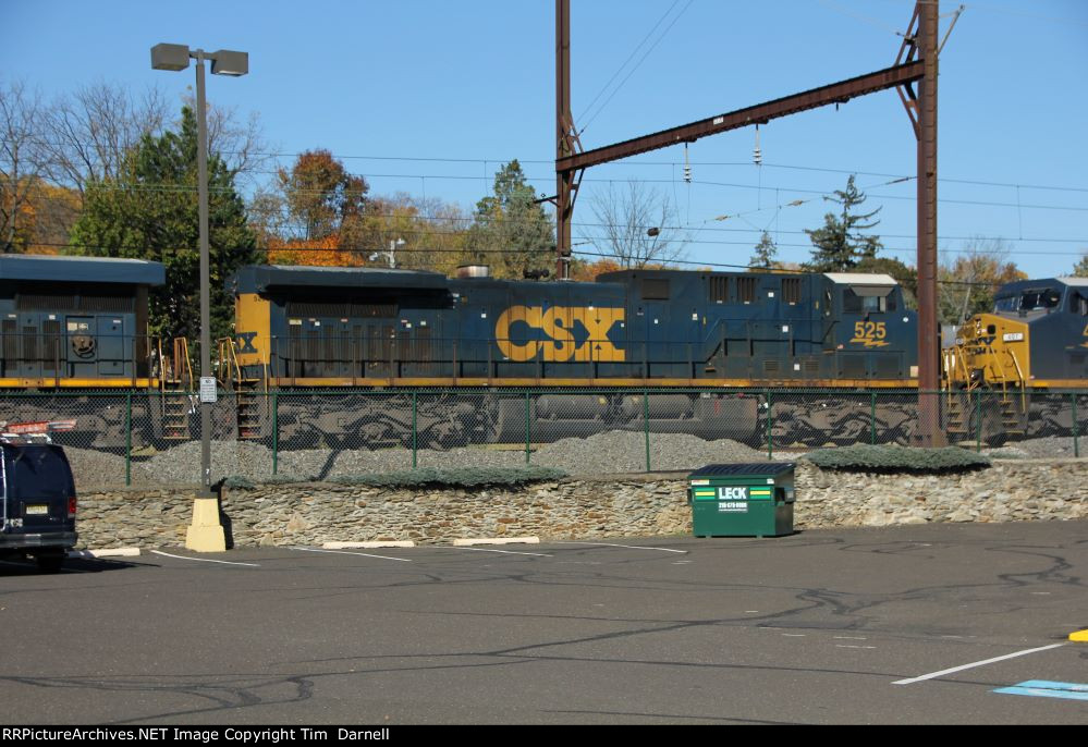 CSX 525 on M409